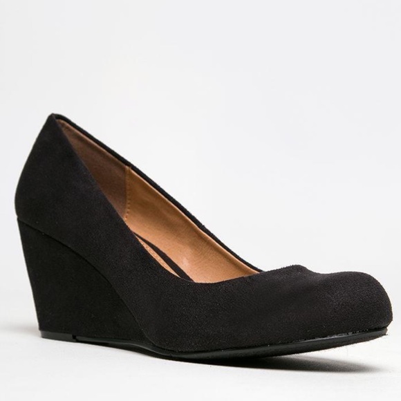 Black Versatile Classic Demi Kitten Wedge Pump - Picture 4 of 4